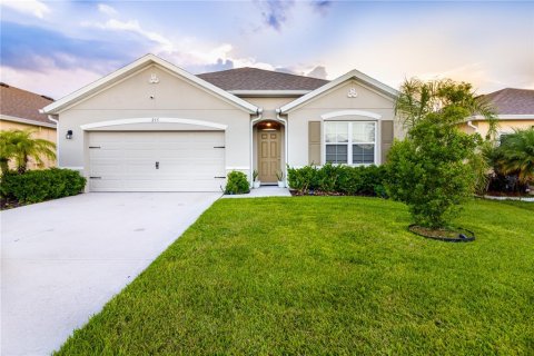 House in Palm Bay, Florida 4 bedrooms, 178.19 sq.m. № 1908984 - photo 1