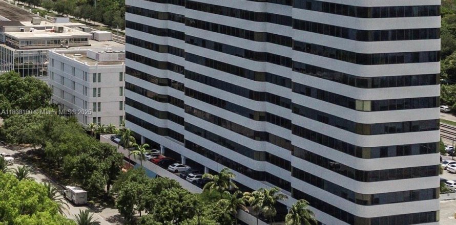 Commercial property in Miami, Florida № 1823807