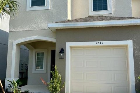 Adosado en Kissimmee, Florida 3 dormitorios, 144.18 m2 № 2195249