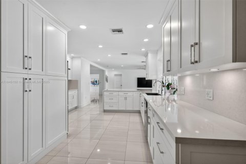 House in Palmetto Bay, Florida 4 bedrooms, 309.55 sq.m. № 1844060 - photo 9