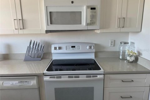 Condo in Naples, Florida, 2 bedrooms  № 1853844 - photo 11
