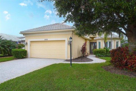 House in Bradenton, Florida 2 bedrooms, 166.3 sq.m. № 1910682 - photo 1