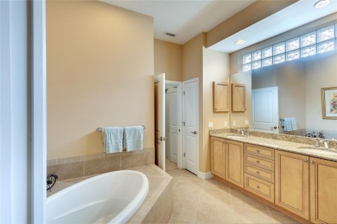 House in Bradenton, Florida 2 bedrooms, 166.3 sq.m. № 1910682 - photo 17