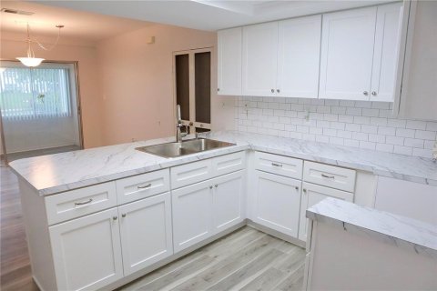 Condo in New Port Richey, Florida, 2 bedrooms  № 1904965 - photo 12