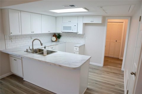 Condo in New Port Richey, Florida, 2 bedrooms  № 1904965 - photo 6