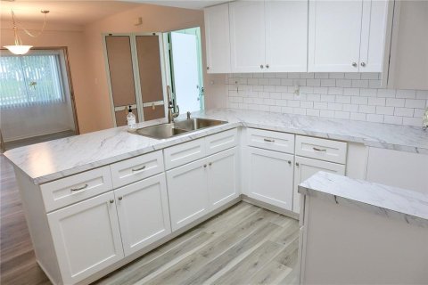 Condo in New Port Richey, Florida, 2 bedrooms  № 1904965 - photo 8