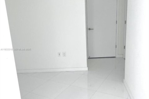 Condominio en alquiler en Miami, Florida, 1 dormitorio, 87.05 m2 № 1992090 - foto 14