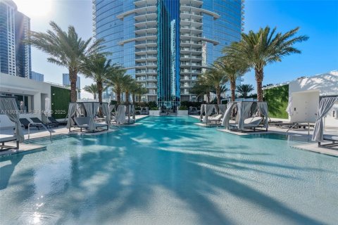 Condominio en alquiler en Miami, Florida, 1 dormitorio, 87.05 m2 № 1992090 - foto 1