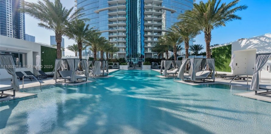 Condominio en Miami, Florida, 1 dormitorio  № 1992090