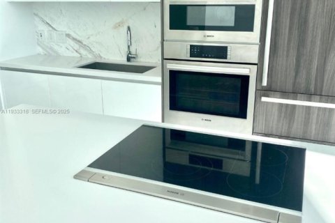 Condominio en alquiler en Miami, Florida, 1 dormitorio, 87.05 m2 № 1992090 - foto 8