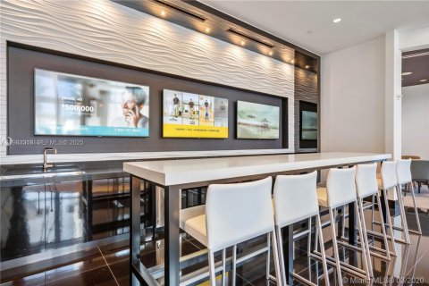 Condominio en alquiler en Miami, Florida, 1 dormitorio, 87.05 m2 № 1992090 - foto 21