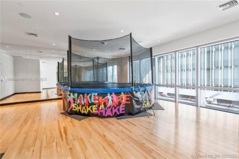 Condominio en alquiler en Miami, Florida, 1 dormitorio, 87.05 m2 № 1992090 - foto 27