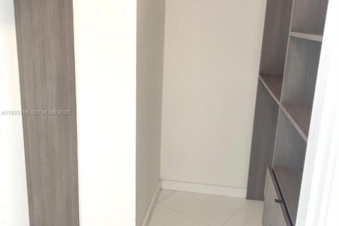 Condominio en alquiler en Miami, Florida, 1 dormitorio, 87.05 m2 № 1992090 - foto 10