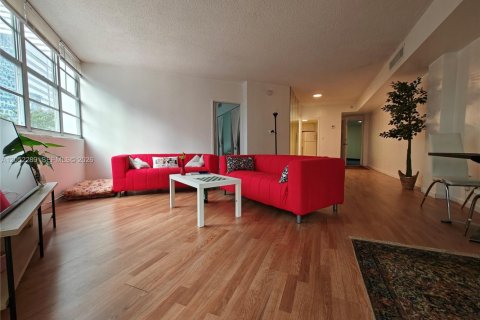 Condo in Miami, Florida, 2 bedrooms  № 2173744 - photo 11