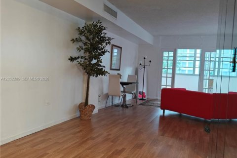 Condo in Miami, Florida, 2 bedrooms  № 2173744 - photo 3