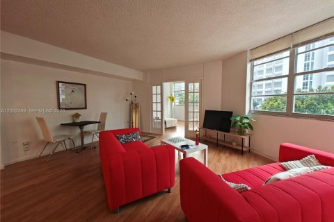 Condo in Miami, Florida, 2 bedrooms  № 2173744 - photo 8