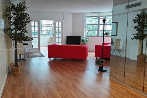 Condo in Miami, Florida, 2 bedrooms  № 2173744 - photo 2