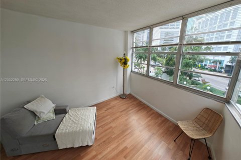Condo in Miami, Florida, 2 bedrooms  № 2173744 - photo 19