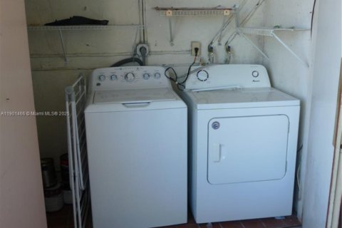 Снять в аренду квартиру в Майами, Флорида 2 спальни, 94.02м2, № 1951722 - фото 12