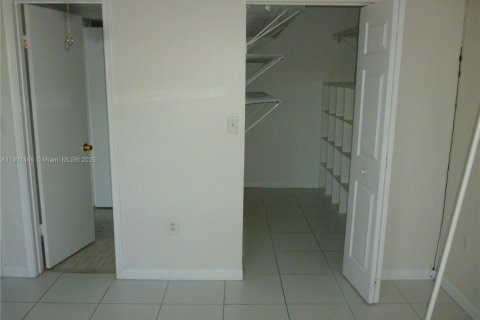 Снять в аренду квартиру в Майами, Флорида 2 спальни, 94.02м2, № 1951722 - фото 15