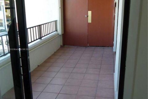 Снять в аренду квартиру в Майами, Флорида 2 спальни, 94.02м2, № 1951722 - фото 11