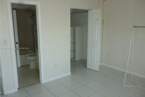 Снять в аренду квартиру в Майами, Флорида 2 спальни, 94.02м2, № 1951722 - фото 14