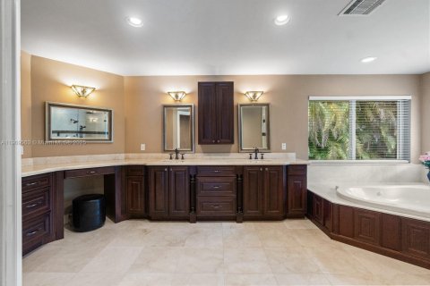 House in Pinecrest, Florida 5 bedrooms, 387.03 sq.m. № 1964414 - photo 27