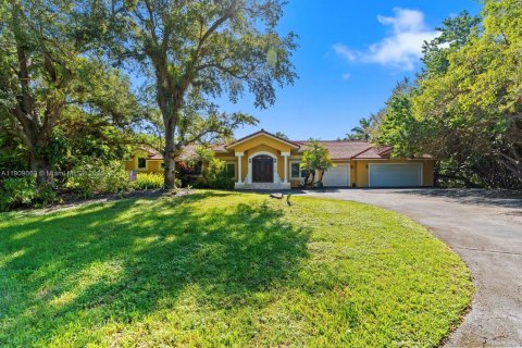 House in Pinecrest, Florida 5 bedrooms, 387.03 sq.m. № 1964414 - photo 5