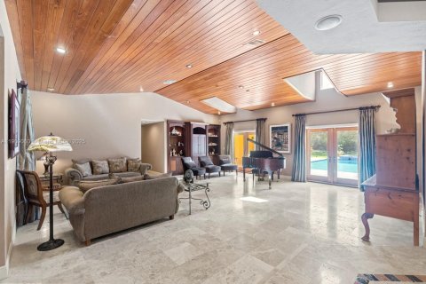 House in Pinecrest, Florida 5 bedrooms, 387.03 sq.m. № 1964414 - photo 12
