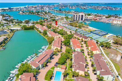 Adosado en Treasure Island, Florida 3 dormitorios, 197.88 m2 № 2151770
