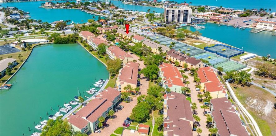 Adosado en Treasure Island, Florida 3 dormitorios, 197.88 m2 № 2151770