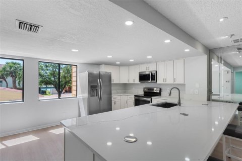 Adosado en venta en Treasure Island, Florida, 3 dormitorios, 197.88 m2 № 2151770 - foto 16