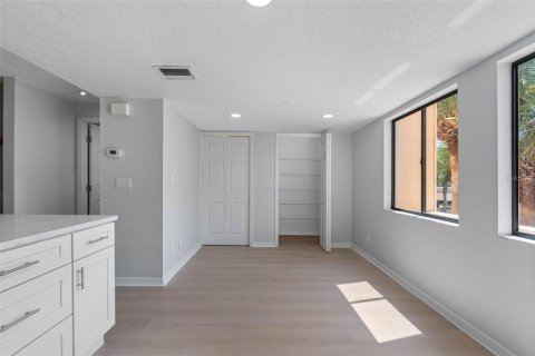 Adosado en venta en Treasure Island, Florida, 3 dormitorios, 197.88 m2 № 2151770 - foto 14