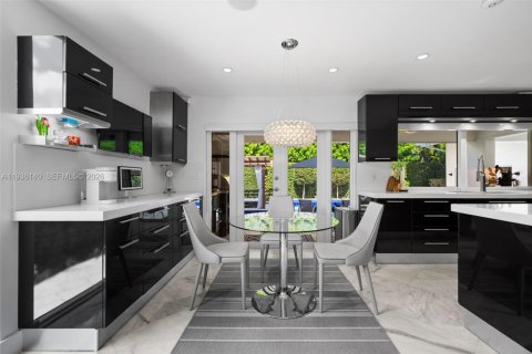 Villa ou maison à vendre à Bay Harbor Islands, Floride: 5 chambres, 465.35 m2 № 2008861 - photo 24