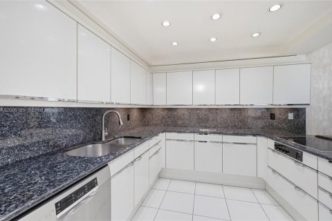 Copropriété à vendre à Bal Harbour, Floride: 2 chambres, 180.42 m2 № 2090298 - photo 16