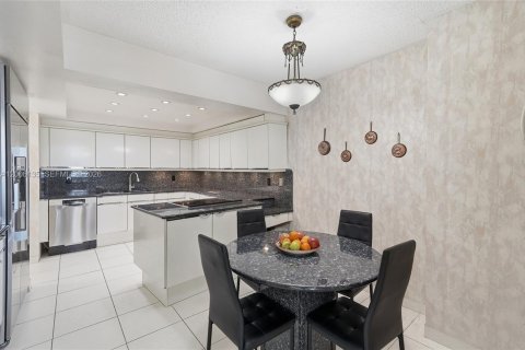 Copropriété à vendre à Bal Harbour, Floride: 2 chambres, 180.42 m2 № 2090298 - photo 18