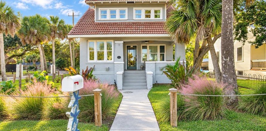 House in New Smyrna Beach, Florida 4 bedrooms, 213.21 sq.m. № 2427525