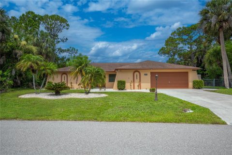 House in Port Charlotte, Florida 3 bedrooms, 190.73 sq.m. № 2209671