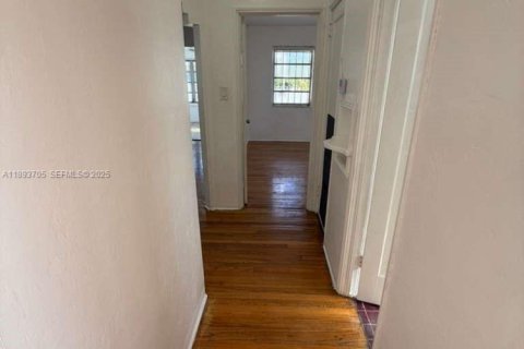 Commercial property in Miami, Florida 167.69 sq.m. № 2076947 - photo 12