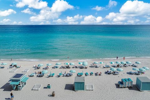 Condo in Miami Beach, Florida, 1 bedroom  № 1667483 - photo 25