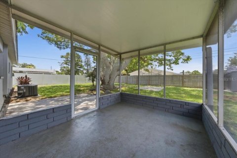 House in Largo, Florida 3 bedrooms, 109.16 sq.m. № 2226303 - photo 25