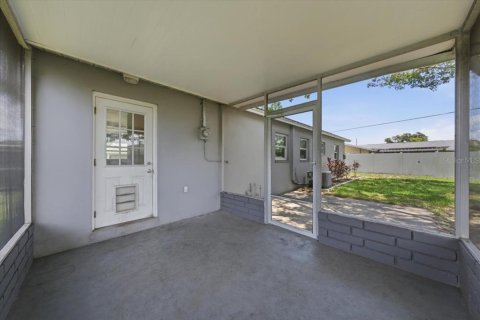 House in Largo, Florida 3 bedrooms, 109.16 sq.m. № 2226303 - photo 27