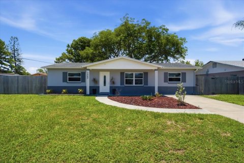 House in Largo, Florida 3 bedrooms, 109.16 sq.m. № 2226303