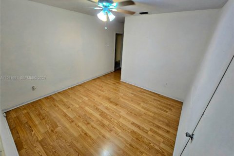 Casa en venta en Miami, Florida, 2 dormitorios, 130.43 m2 № 2002674 - foto 11