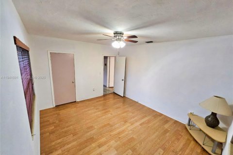 Casa en venta en Miami, Florida, 2 dormitorios, 130.43 m2 № 2002674 - foto 7