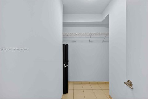 Condominio en venta en Miami, Florida, 3 dormitorios, 150.87 m2 № 1982551 - foto 18
