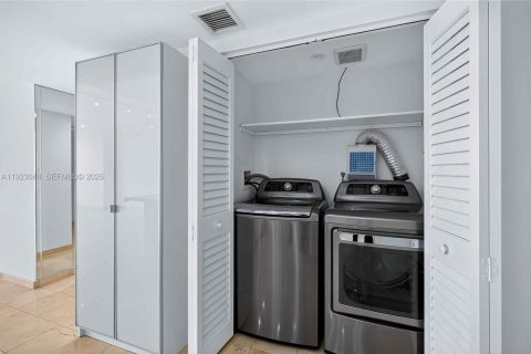 Condominio en venta en Miami, Florida, 3 dormitorios, 150.87 m2 № 1982551 - foto 13