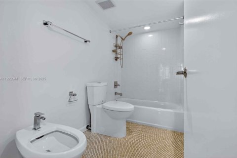 Condominio en venta en Miami, Florida, 3 dormitorios, 150.87 m2 № 1982551 - foto 21