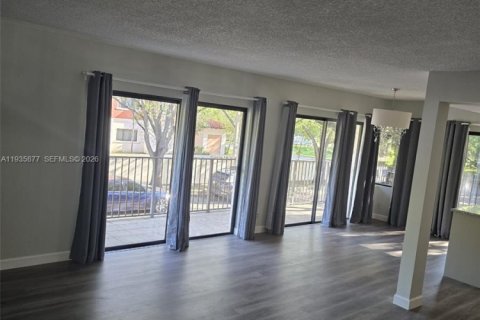 Снять в аренду кондоминиум в Дейви, Флорида 2 спальни, 102.19м2, № 2066123 - фото 2