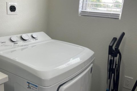 House in Melbourne, Florida 3 bedrooms, 93.46 sq.m. № 2021859 - photo 17